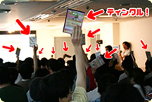 ゲームを買って持ってきてくれたお客さん先着20名には、イベント前に声優さんにサインしてもらったポスターをプレゼントしました。